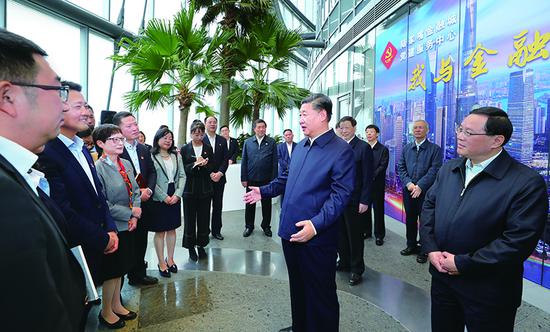 2018年11月6日至7日，中共中央總書記、國家主席、中央軍委主席習近平在上?？疾臁＿@是6日上午，習近平在上海中心大廈22層的陸家嘴金融城黨建服務中心，同正在聯(lián)合開展主題黨日活動的企業(yè)黨員親切交談。 新華社記者 謝環(huán)馳/攝