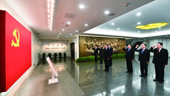 2017年10月31日，中共中央總書記、國家主席、中央軍委主席習近平帶領中共中央政治局常委李克強、栗戰(zhàn)書、汪洋、王滬寧、趙樂際、韓正，瞻仰上海中共一大會址和浙江嘉興南湖紅船。這是31日上午，在上海中共一大會址紀念館，習近平帶領其他中共中央政治局常委同志一起重溫入黨誓詞。 新華社記者 李濤/攝
