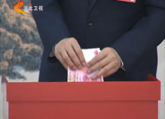 今年捐款活動(dòng)現(xiàn)場(chǎng)視頻截圖（河北新聞聯(lián)播）