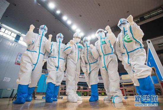 3月10日，武漢武昌方艙醫(yī)院正式休艙，醫(yī)護人員在送走新冠肺炎治愈患者后合影留念。新華社記者 肖藝九 攝