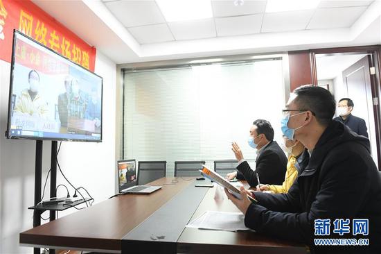  3月11日，在浙江省紹興市上虞區(qū)人社局，上虞區(qū)用人企業(yè)和四川省小金縣務工人員進行網(wǎng)絡專場招聘。新華社記者 翁忻旸 攝