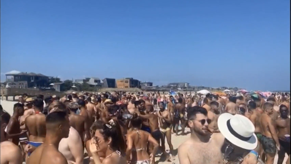 △美國媒體報(bào)道截屏：人頭攢動的海灘