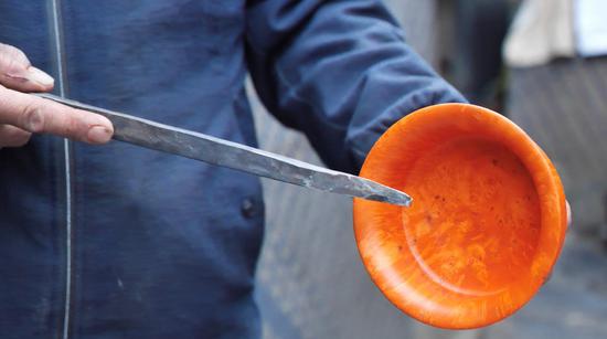 扎西巴珠演示木碗制作工藝。新華網(wǎng) 旦增努布攝